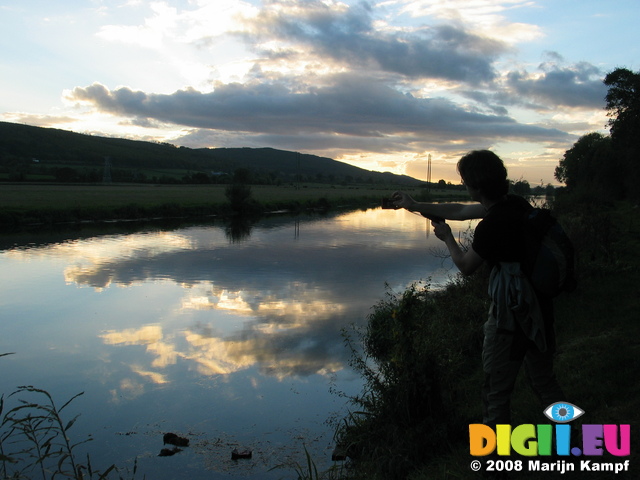 24152 Wouko taking a picture of the sunset